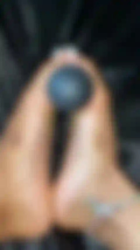 Lindos dedos brancos brincam com o brinquedo.