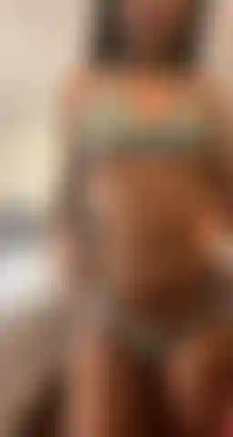 Bumbum perfeito balançando em biquíni transparente.