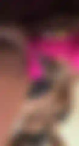 Kyla fode sua bocetinha apertada e molhada com luxúria por dentro.