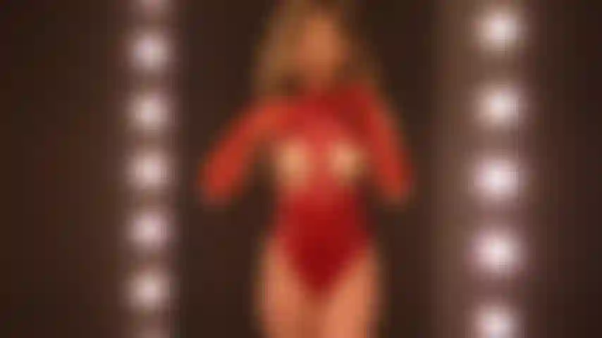 Uma dançarina de seios sensuais.