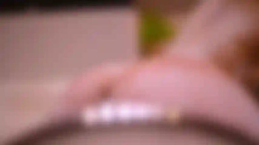 Balançando minha bunda toda molhada na banheira de hidromassagem.