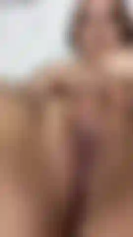 Jogo com meus dedos na minha boceta molhada, clitóris quente.