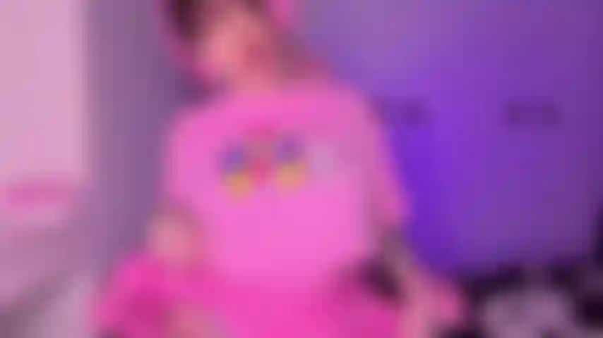 Garota gamer excitada, foda e esguiche.