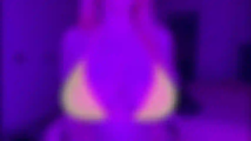 Viciada em pirralha de biquíni neon.