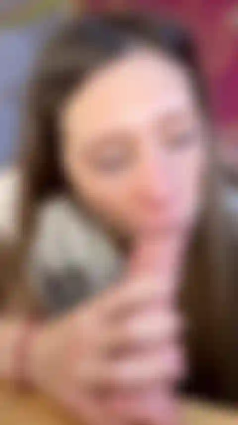 Chupo pau fundo com boca grande.