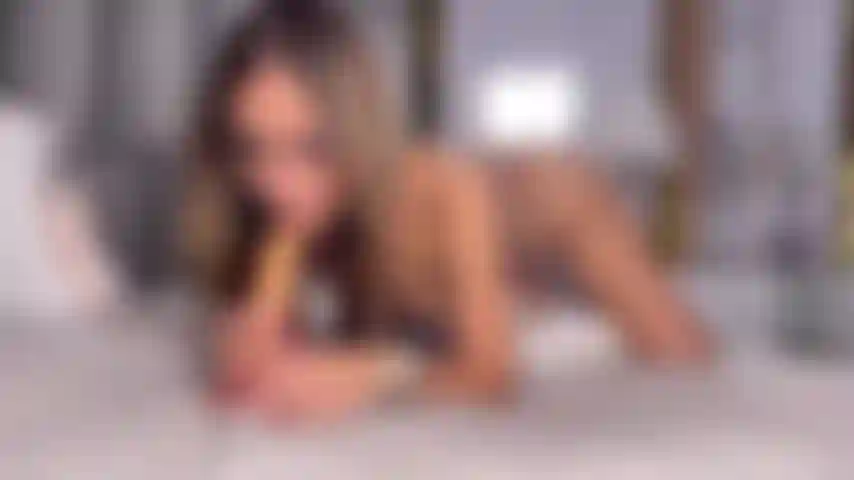 Uma latina loira chupa seu vibrador enorme e penetra com força sua garganta pequena.