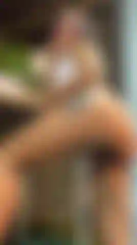 Uma garota safada dando uma surra na bunda.