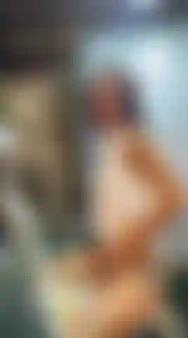 Uma estudante sexy ficando excitada enquanto brinca com sua buceta.