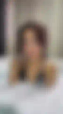 Ei, eu sou a garota dos seus sonhos.