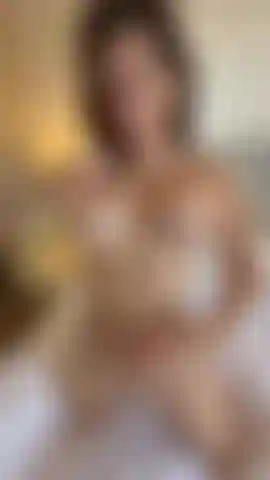 Parceiro me filmando no hotel passando óleo de coco pelo corpo gostoso.