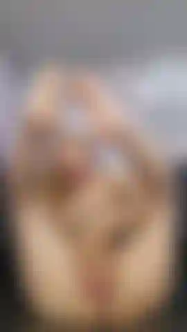 My pussy is so wet and so tight, doesn't it make you want to penetrate it?