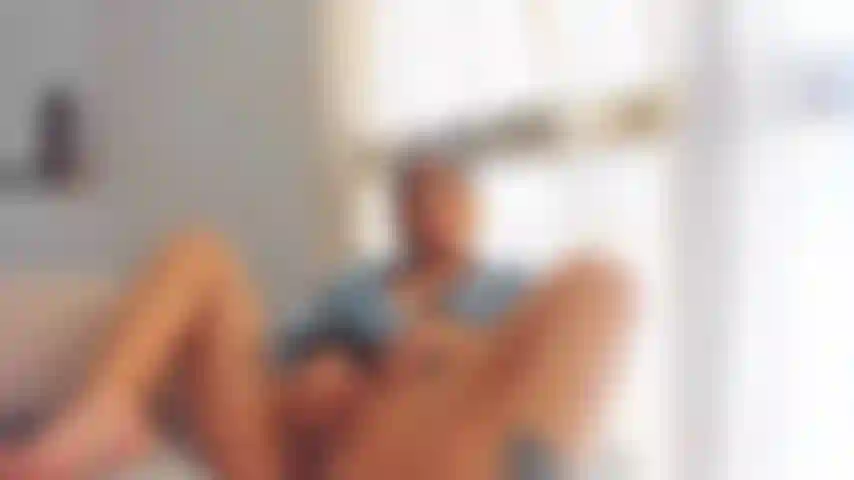 Esfrego o clitóris na janela.