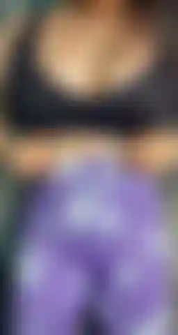 Exibindo minhas leggings justas.