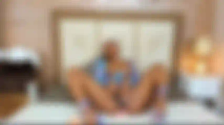 Esfrego a buceta e brinco com vibrador.