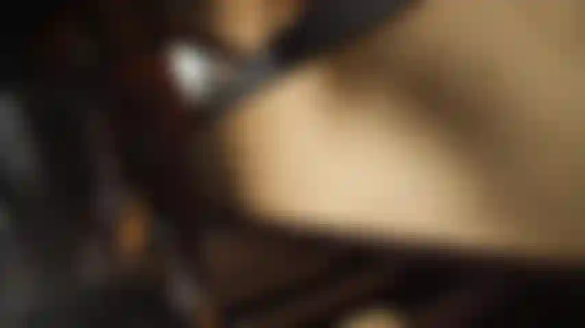 Fique de joelhos, pronta para servir.