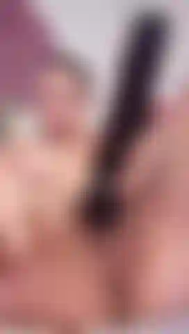 Olha como meu clitóris pula a cada toque do vibrador... Estou perdida.