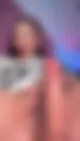 Esse pau grande na minha frente deixa minha buceta molhada.