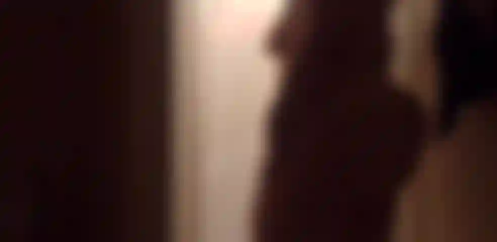 Chuveiro de silhueta erótica.