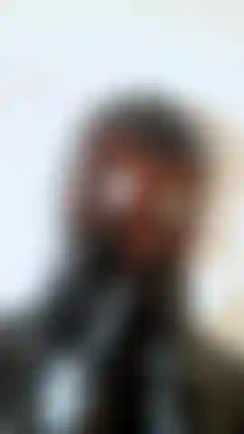 Uma vagabunda bizarra de náilon com capuz.