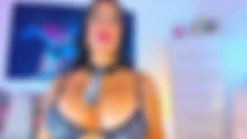 Boquete profundo e peitos à mostra.