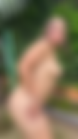 Fodendo minha buceta gostosa no jardim.