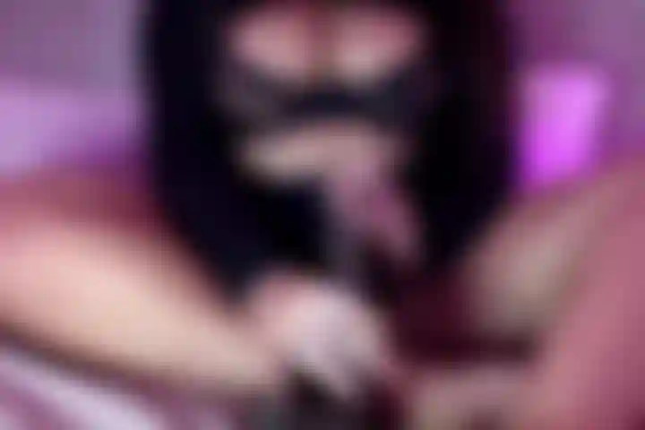 Veja-me foder minha buceta com meu bbc e enfiar meu dedo na minha bunda.