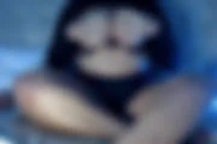 Masturbando seu pau e brincando com meus peitos grandes.