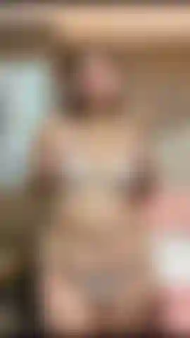 Minha bunda e meus peitos balançando para você.