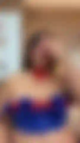 Seu pau na minha boca e uma brincadeira com meus peitos grandes.