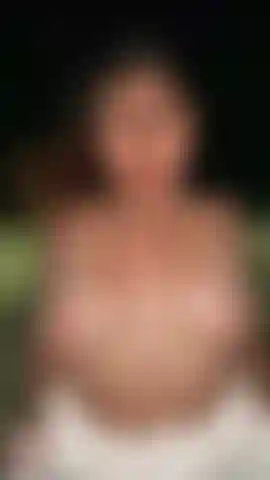 A praia e minhas curvas nuas nos fazem mach.