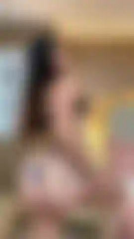 Minhas curvas serão seu lugar favorito, meus peitos grandes e minha bunda grande seus melhores aliados.