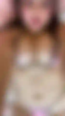 Você em cima de mim, fodendo forte e vendo sua cara de prazer enquanto meus peitos balançam.