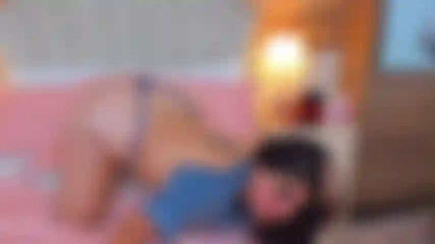 Minha bunda está vermelha com suas palmadas. Eu quero pular em você enquanto estou em cima de você, posso?