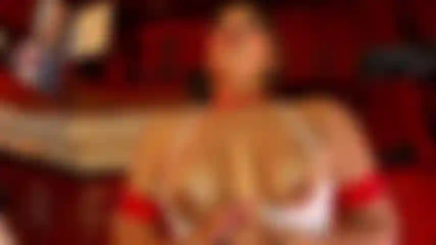 Trabalho com peitos, me dê seu esperma.