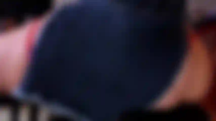 Brinque por baixo da minha saia.