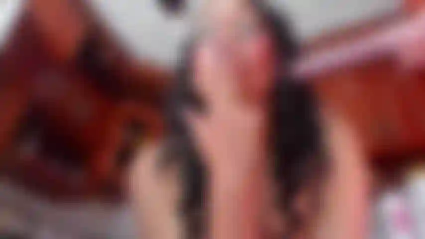 Brincando com seu pau nas mãos.