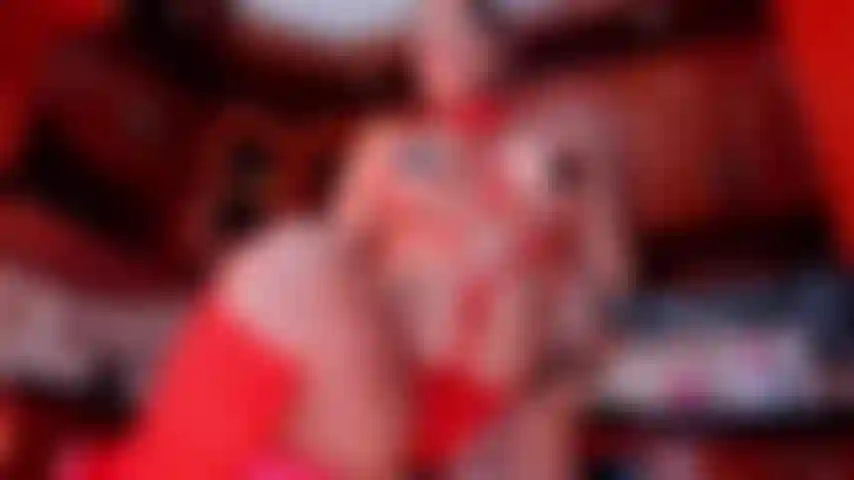 Você gosta da minha lingerie vermelha? Seguirei suas instruções.