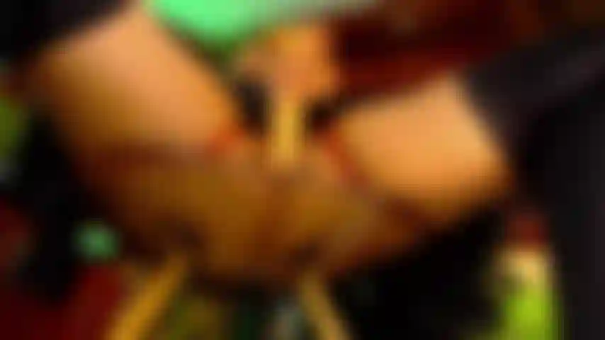 Foda-se um vibrador por baixo da minha saia.