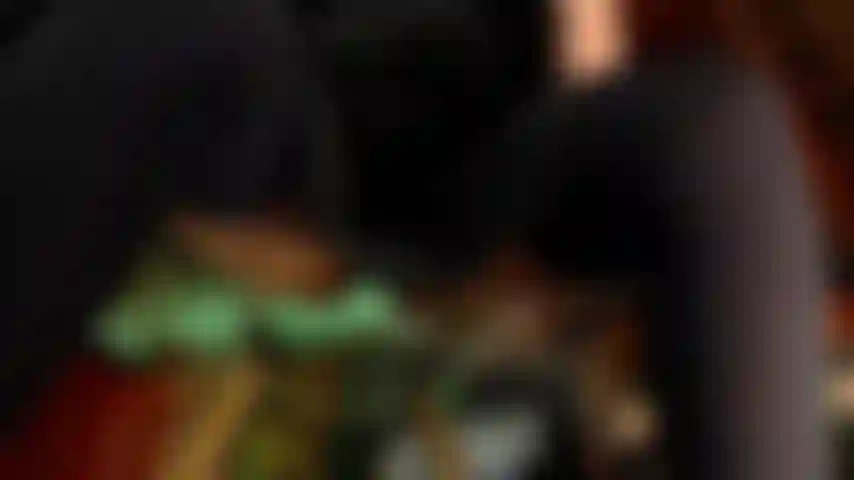 Espiando por baixo da minha saia?