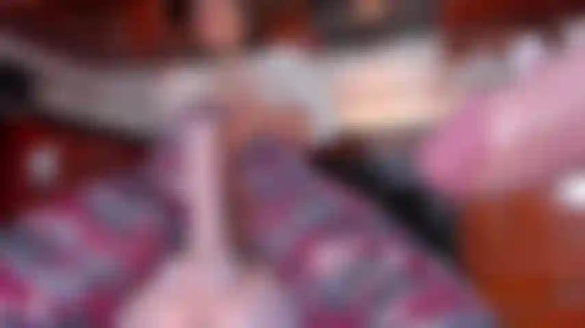 Joi, massagem nas bolas e no pau.