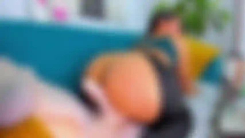 Esfregando minha bunda no seu pau.