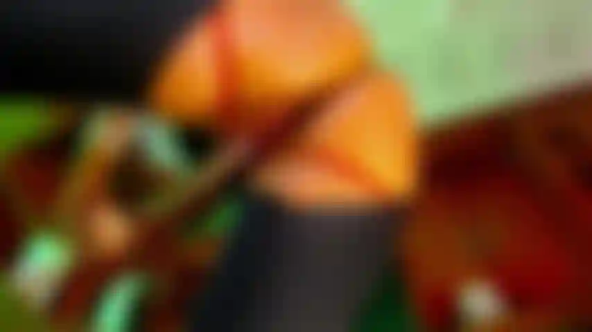 Brinco de vibrador na cozinha.