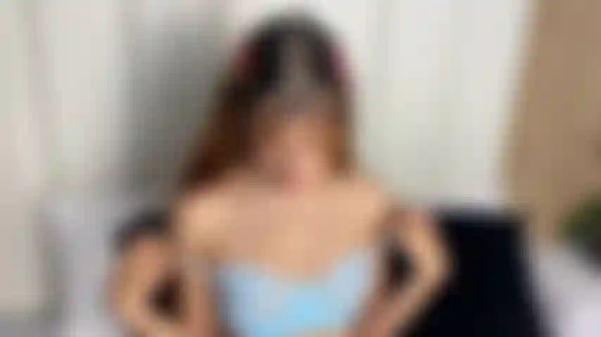 Seios pequenos com óleo.