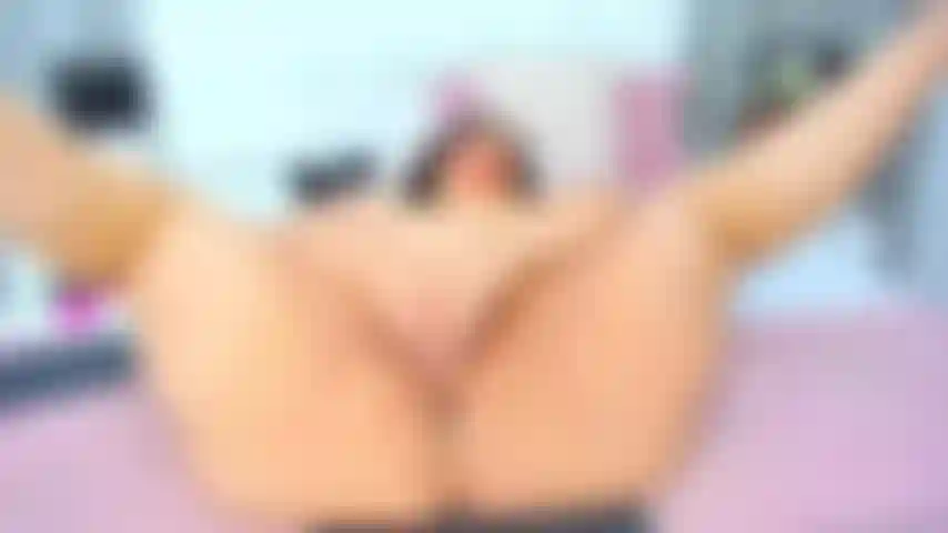 Fodendo minha buceta com tanta força.