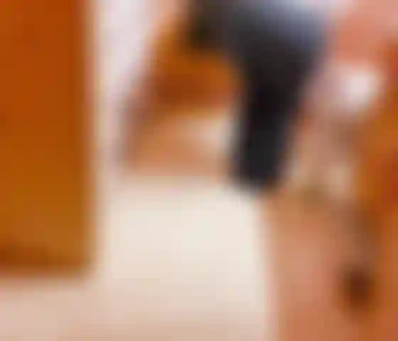 Limpando de tanga laranja.