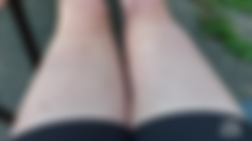 Leia pernas peludas - leia está ao ar livre mostrando