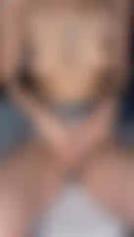 Com o clitóris encharcado, um vibrador rosa na minha boceta e um dedo no meu cu.