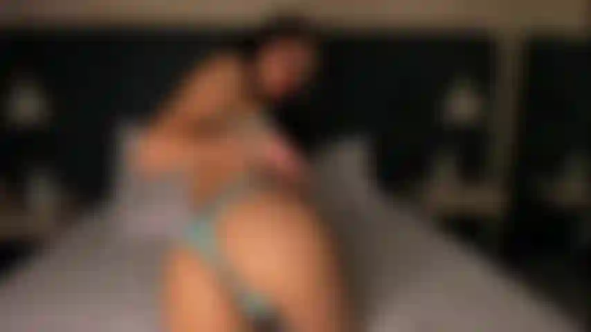 Olha como eu me despojo para te mostrar minha boceta molhada.