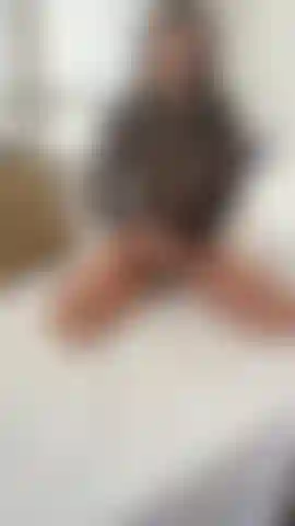 Acabei de receber esse monstro pelo correio e tive que filmar minha primeira reação para você estou nervosa tá!!! Esse dildo preto de 15 cm é mais grosso do que qualquer coisa que já me abri antes e estou literalmente abrindo a parte de baixo do meu body só para enfiar devagar para você...