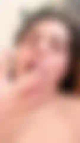 Adoro sentir meus mamilos cobertos de saliva enquanto você os saboreia.